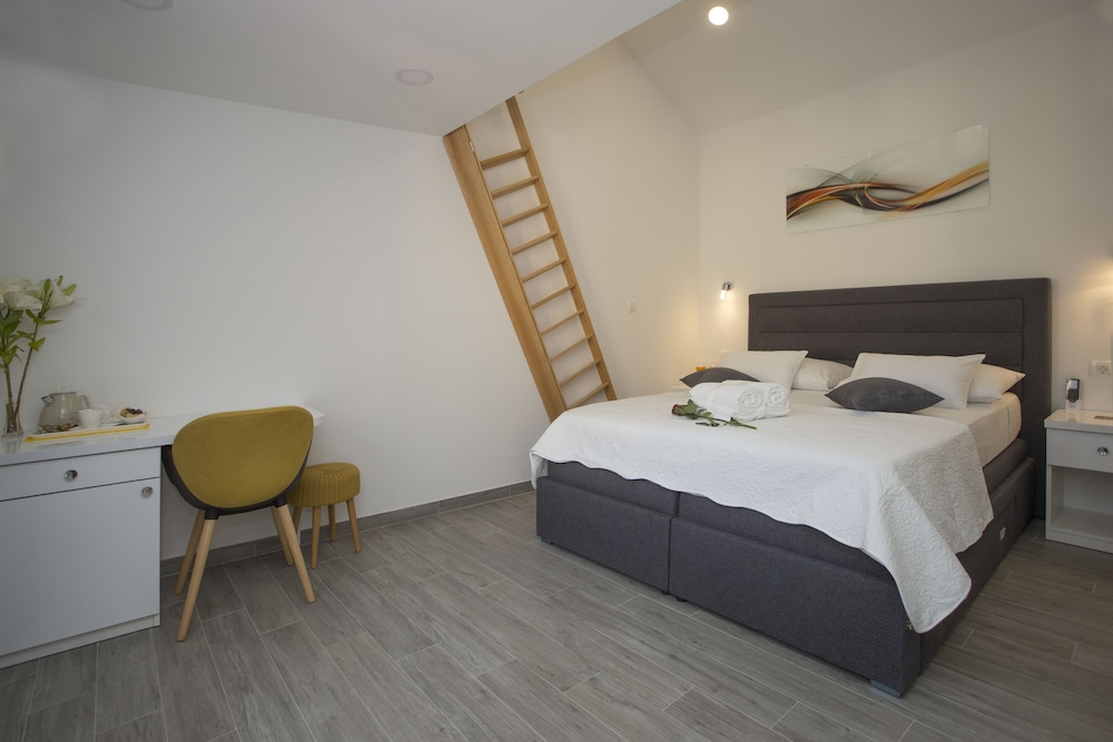 Central Old Town Rooms 16/39