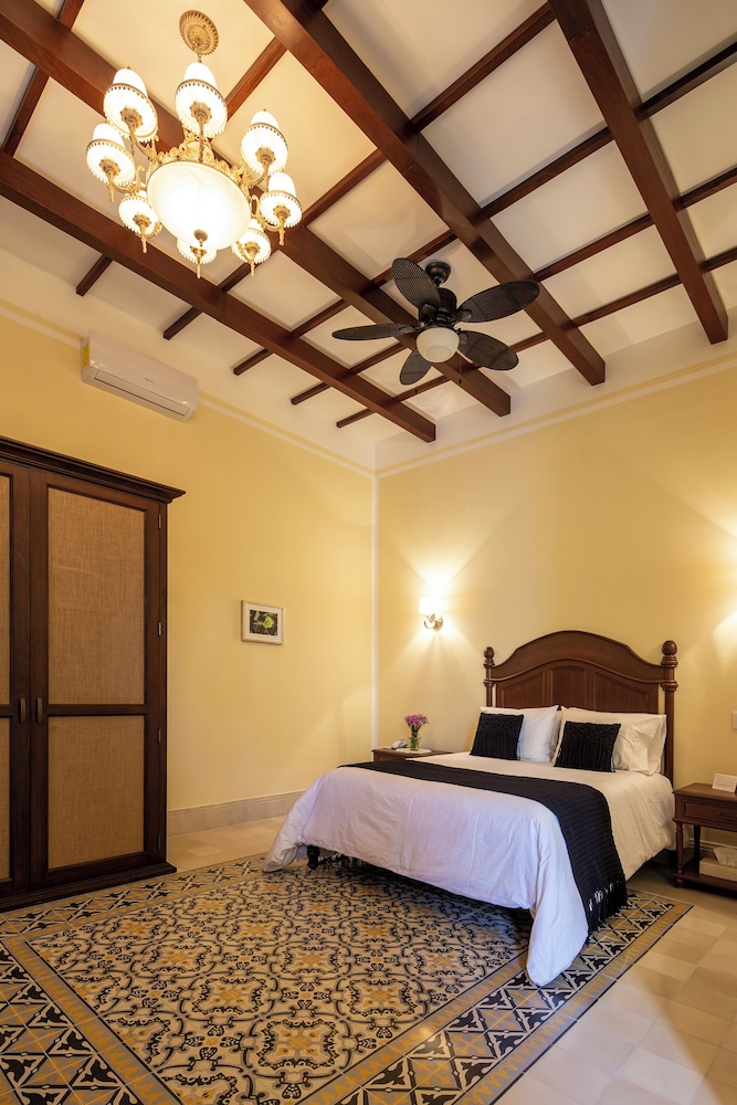 SUITE, QUEEN BED