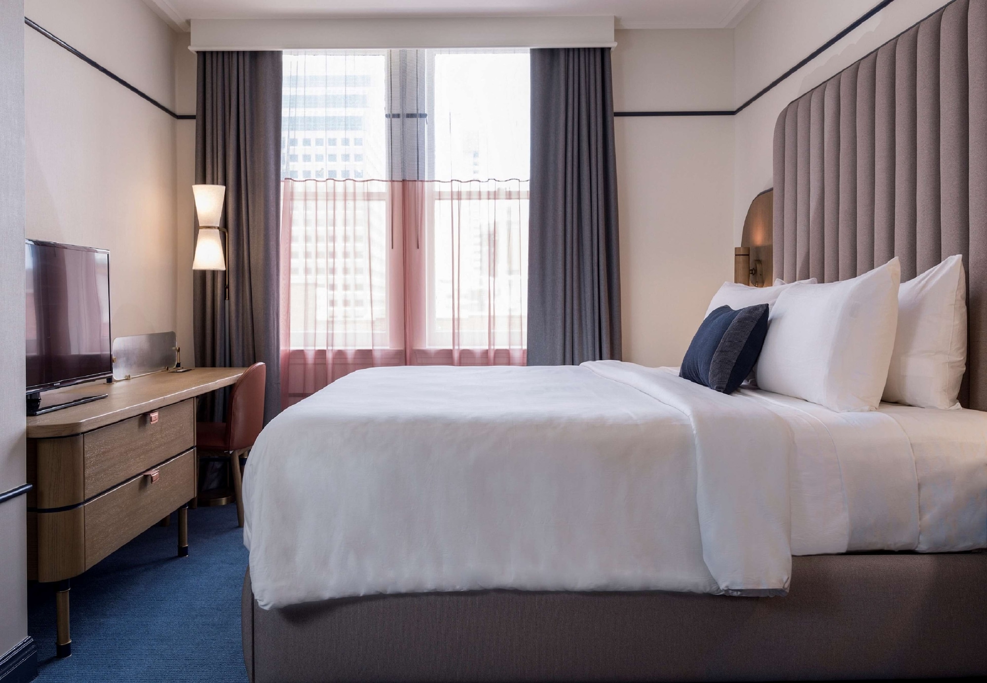 DELUXE, KING BED