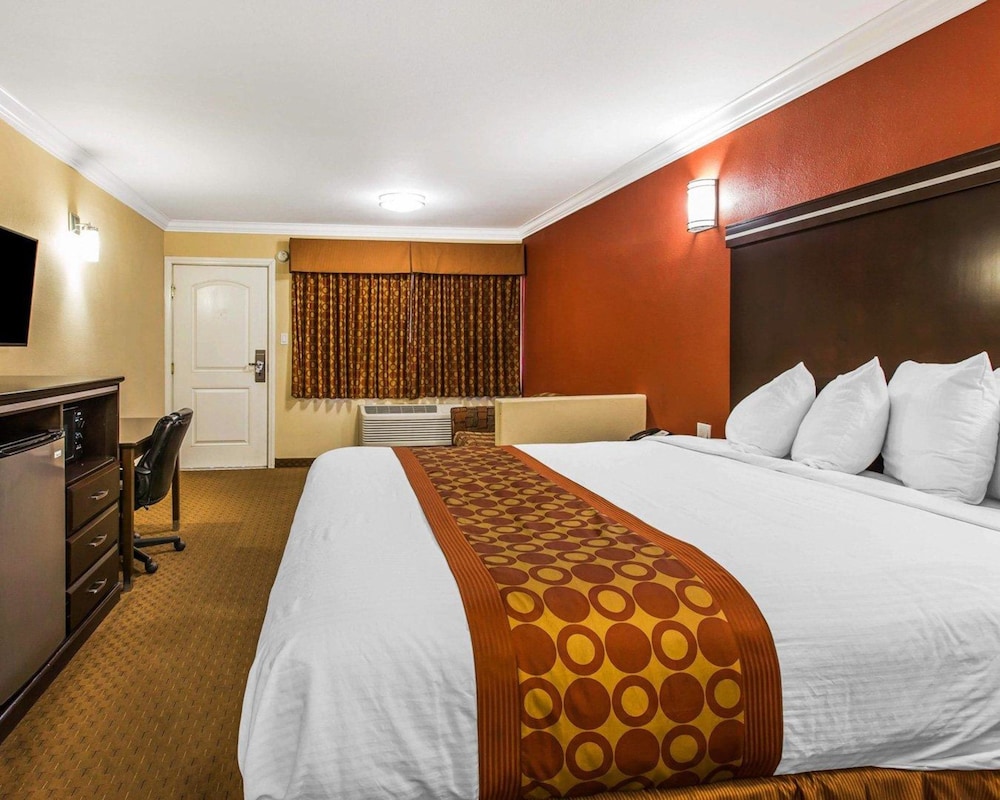 Rodeway Inn and Suites Corona 21/39