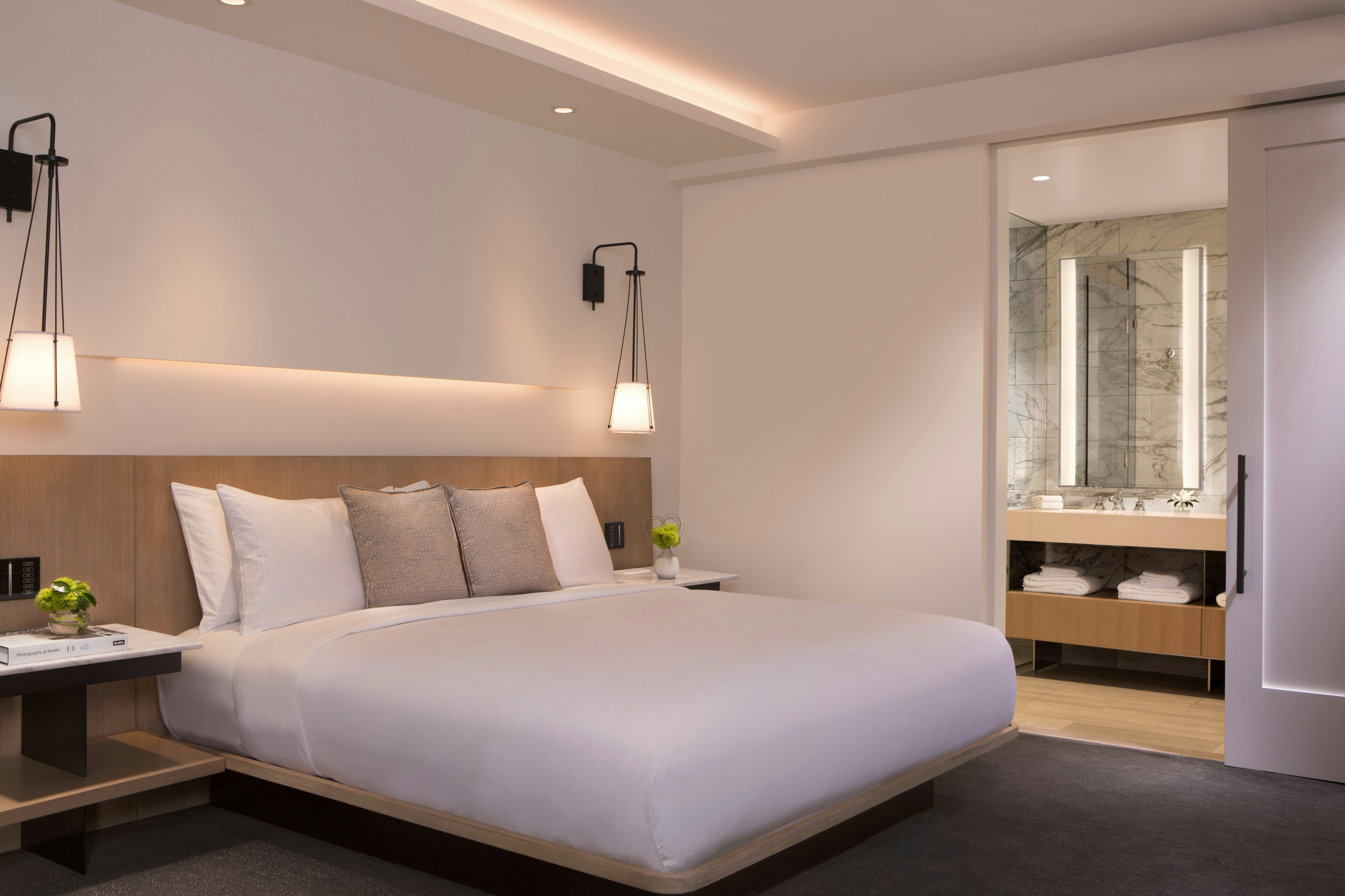 STUDIO, SUITE, KING BED