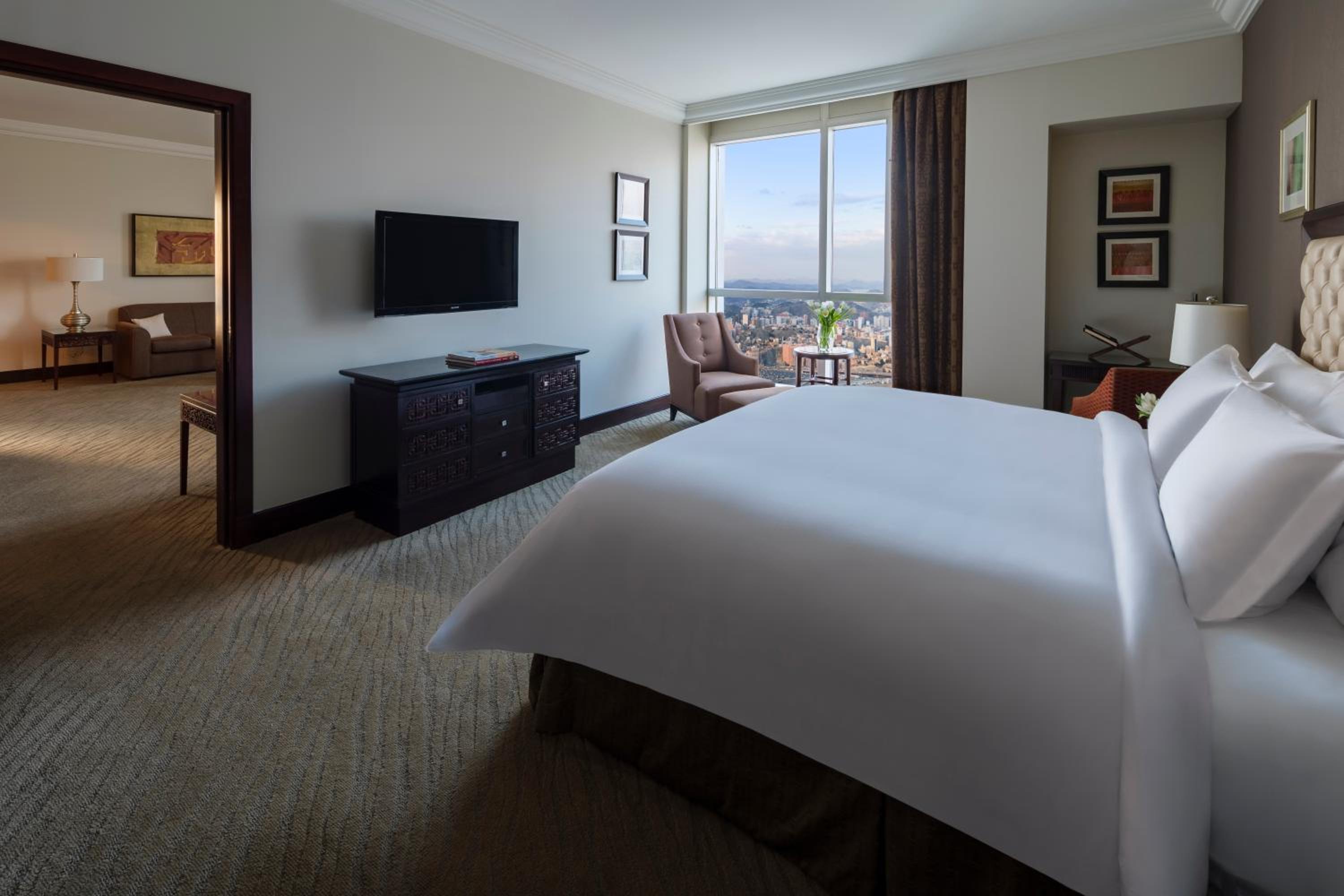 Fairmont Gold, Executive, Suite, City View
