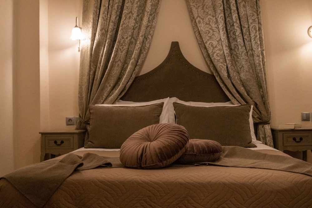 April Luxury Suites 17/50