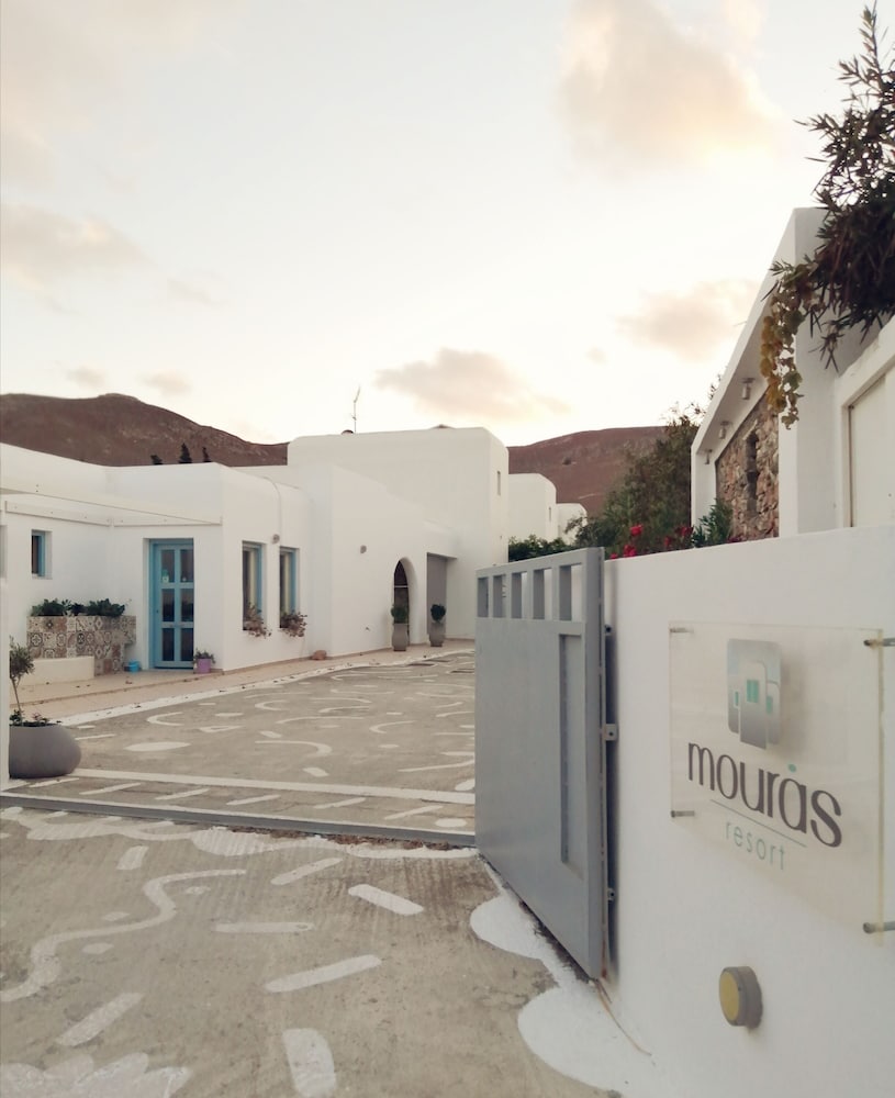 Mouras Resort 3/50