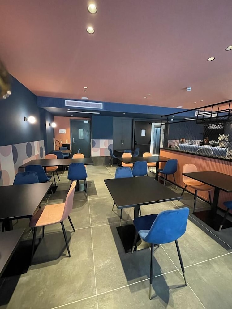 Eleven Apartments 18/23