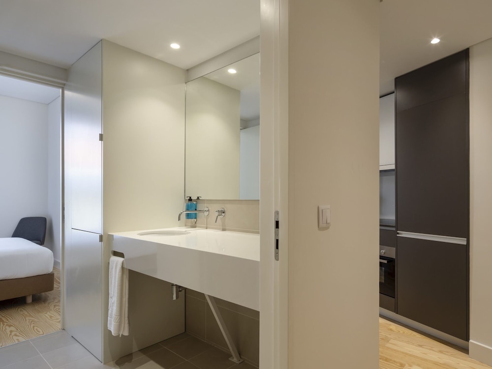 Lisbon Serviced Apartments Santos 50/50
