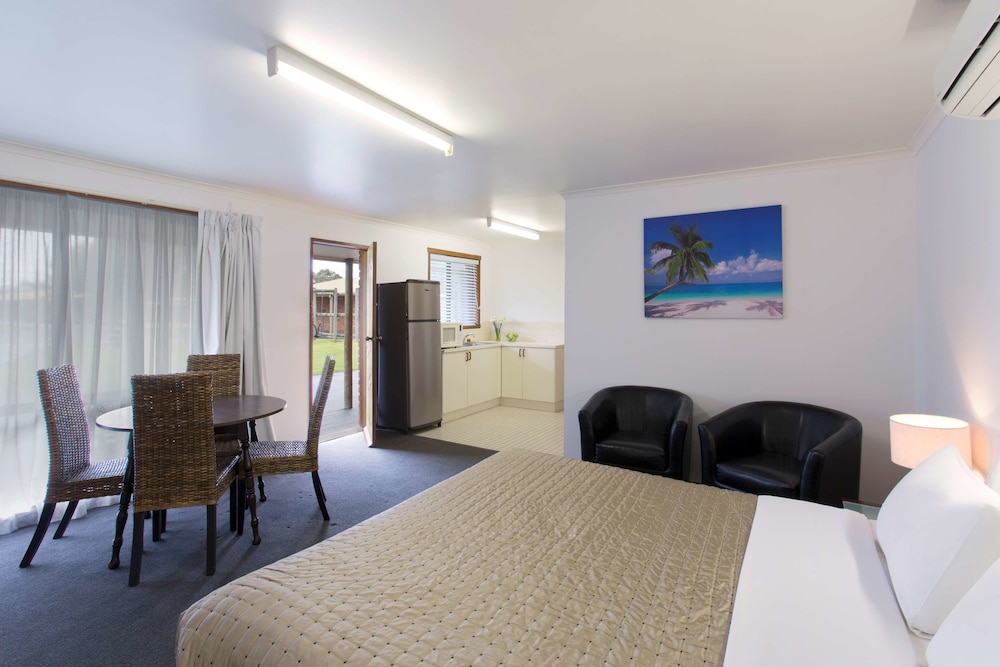 Best Western Colonial Village Motel 4/20