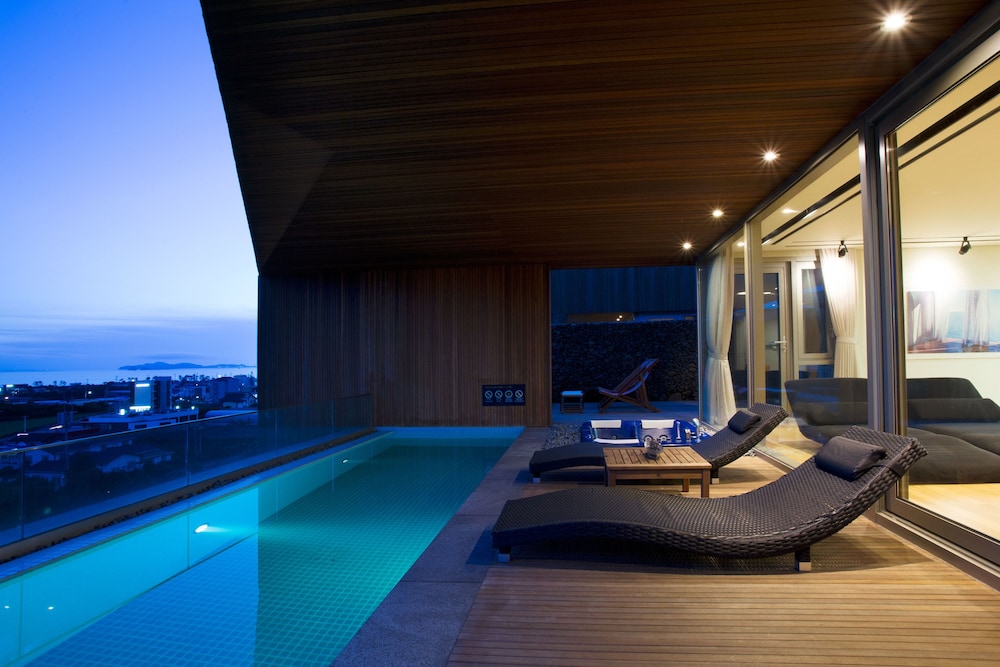 Bayhill Pool & Villa 36/77
