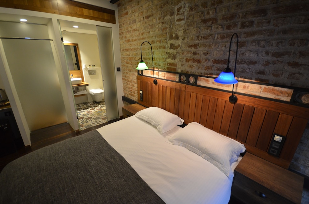 1 BEDROOM, STUDIO