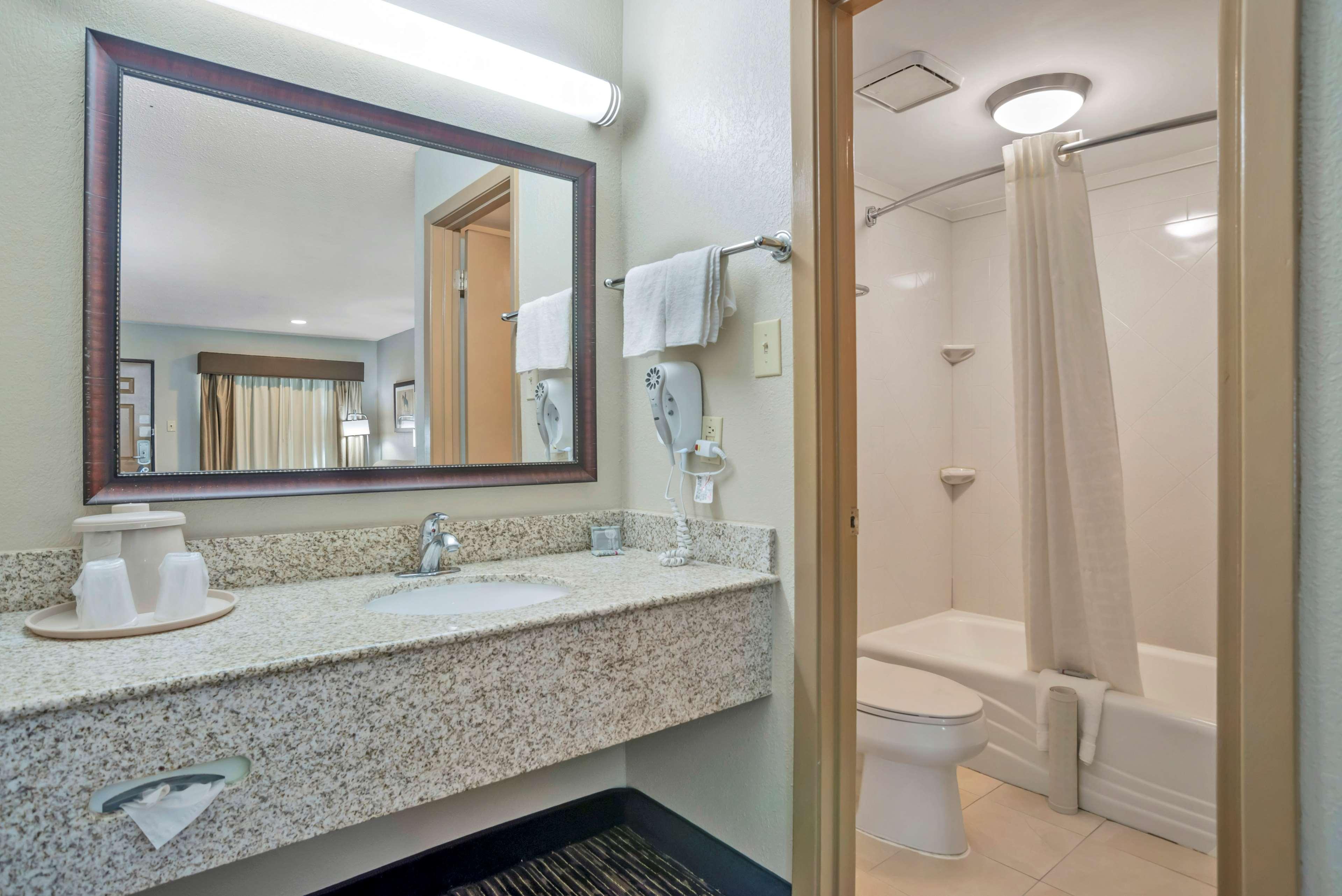 غرفة بسرير كينج للمدخنين، Best Western Vicksburg 8/8