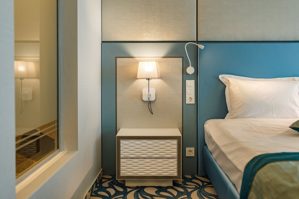 Hotel Opera Mamaia 24/70