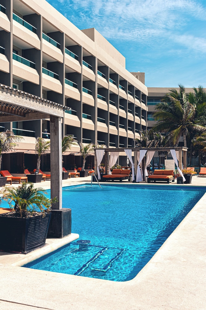 Flamingo Cancun All Inclusive 10/71