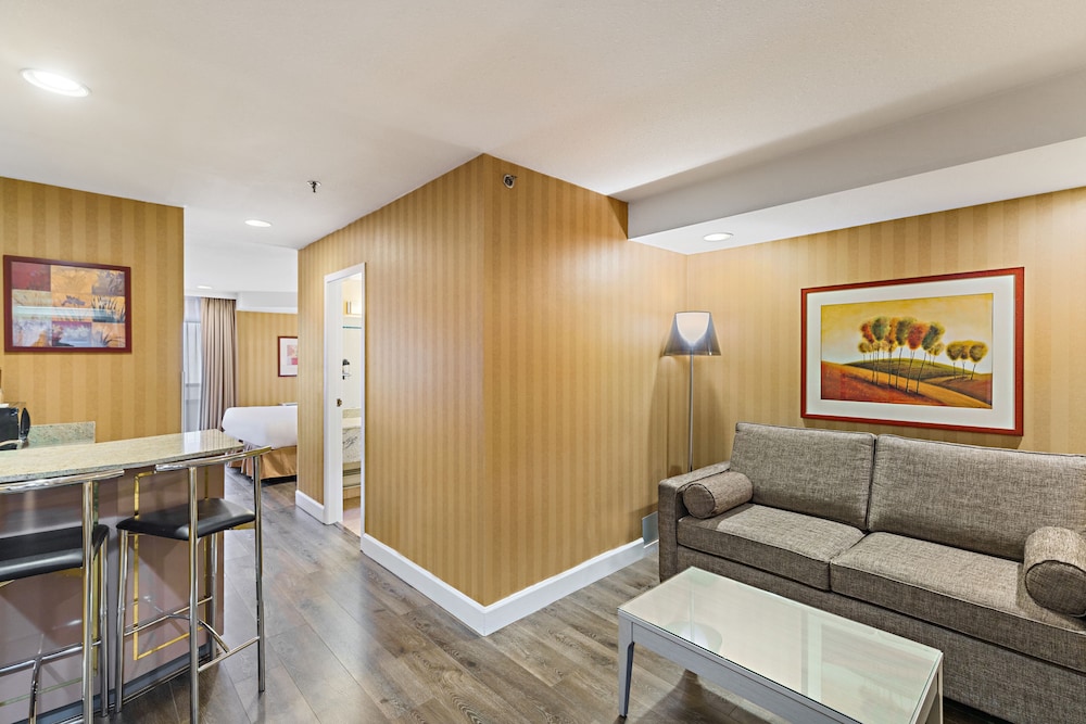 Executive Hotel Vancouver Airport 8/68