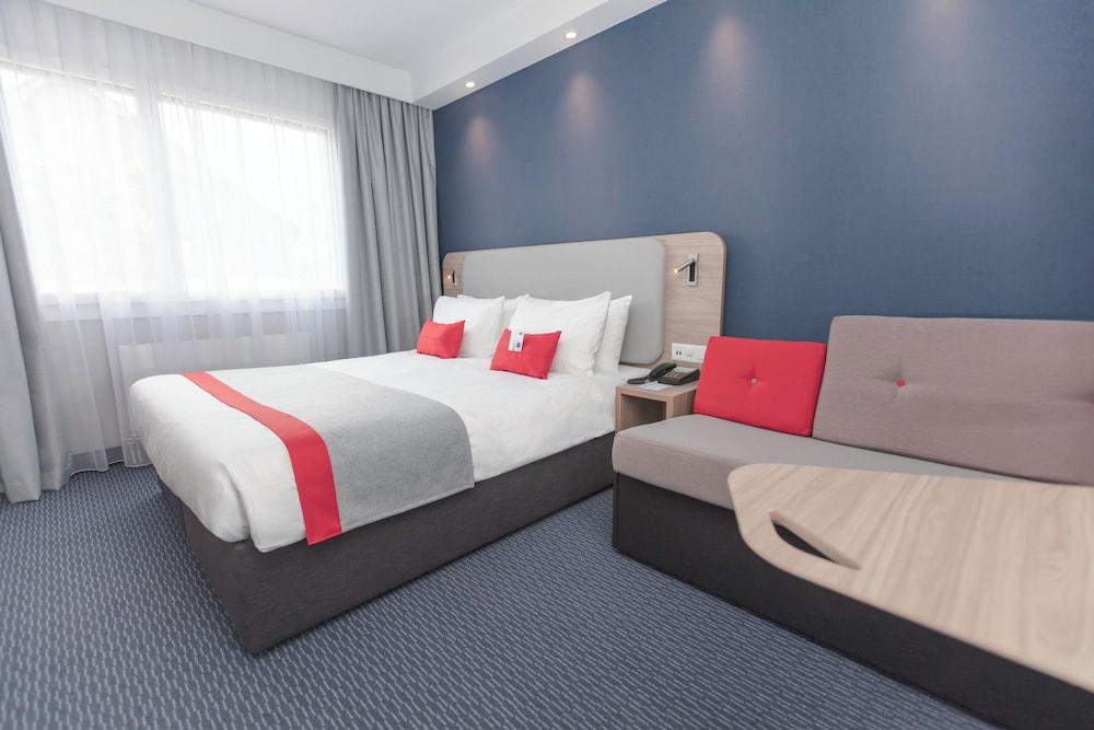 غرفة قياسية بسرير كوين مع أريكة، Holiday Inn Express Luzern-Neuenkirch 2/5
