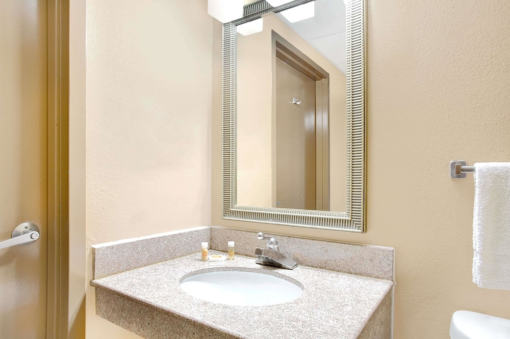 Days Inn by Wyndham Newport News City Center Oyster Point 11/22