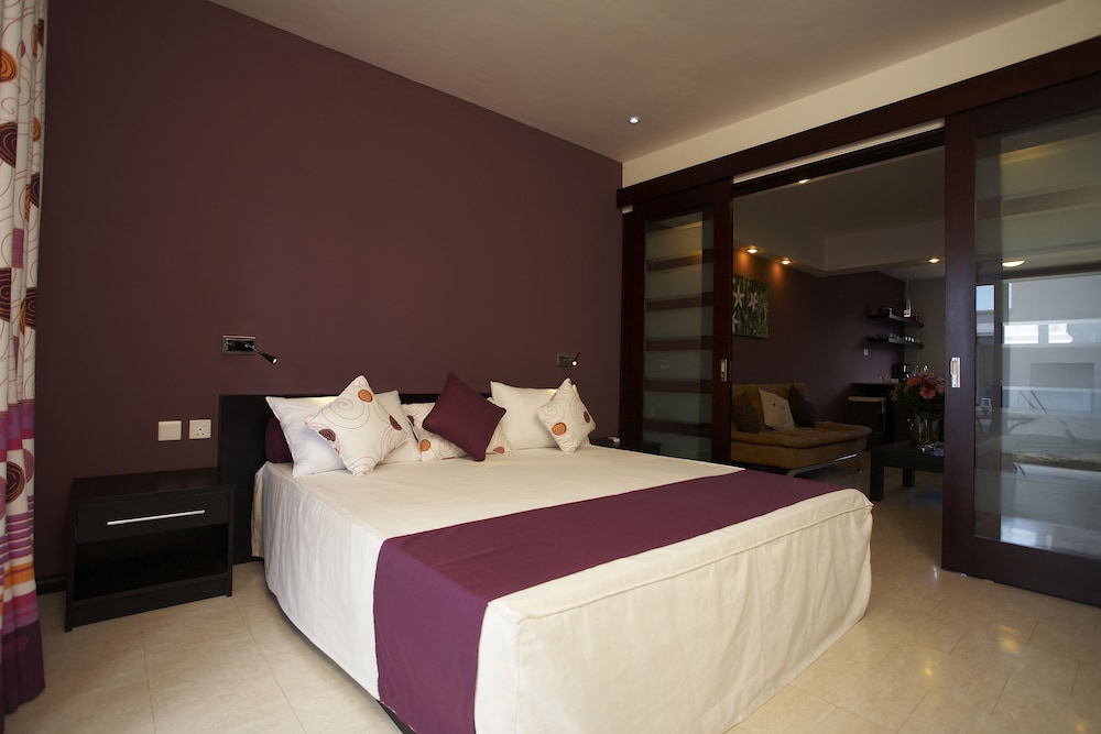 Grand Bay Suites 27/65