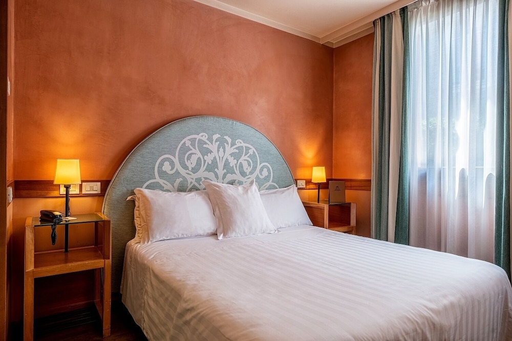 ROOM, DOUBLE OR TWIN BED, LAGOON VIEW