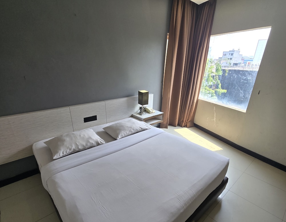 DELUXE, DOUBLE OR TWIN BED