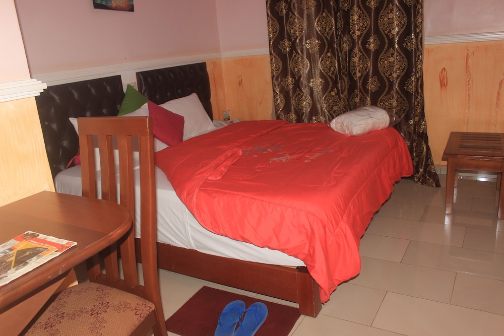 Liza Hotel 12/43