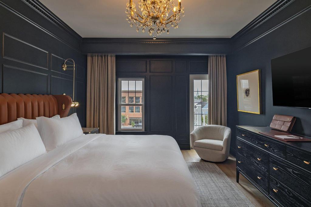 Governor, Junior Suite, King Bed