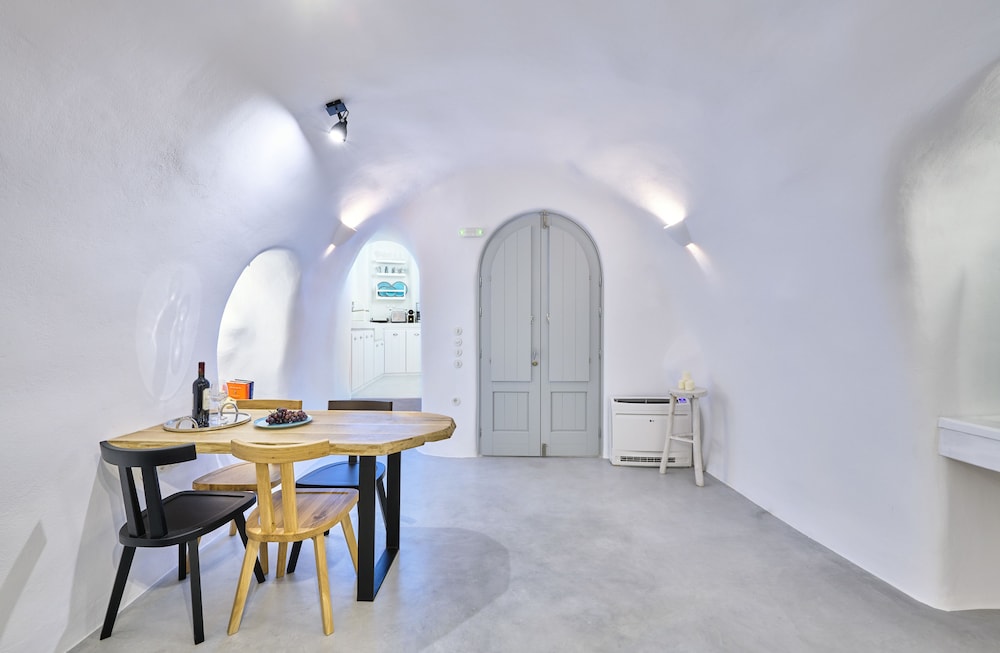 Cave Suite Oia 15/30