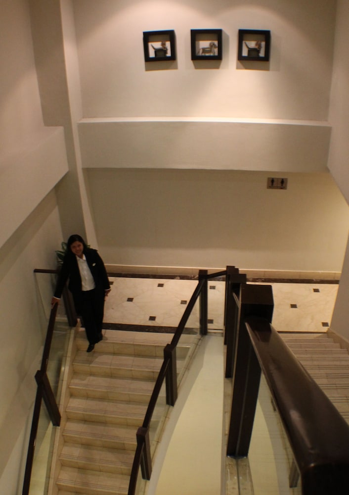 Hotel Santika Pandegiling 28/55
