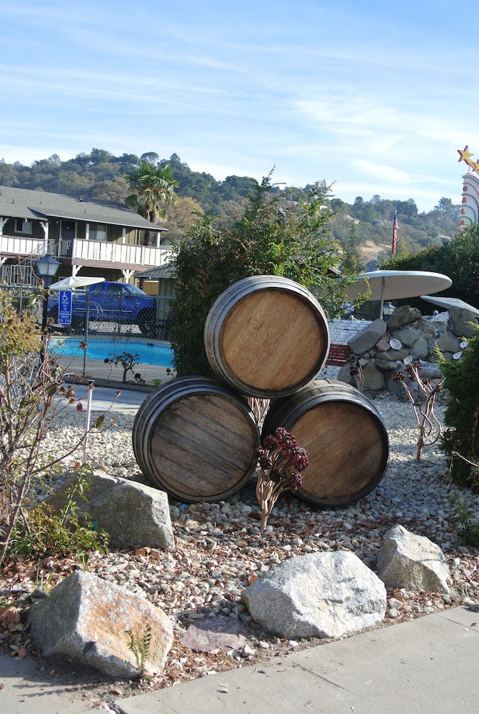 Vino Inn & Suites (ex Rancho Tee Motel) 59/63