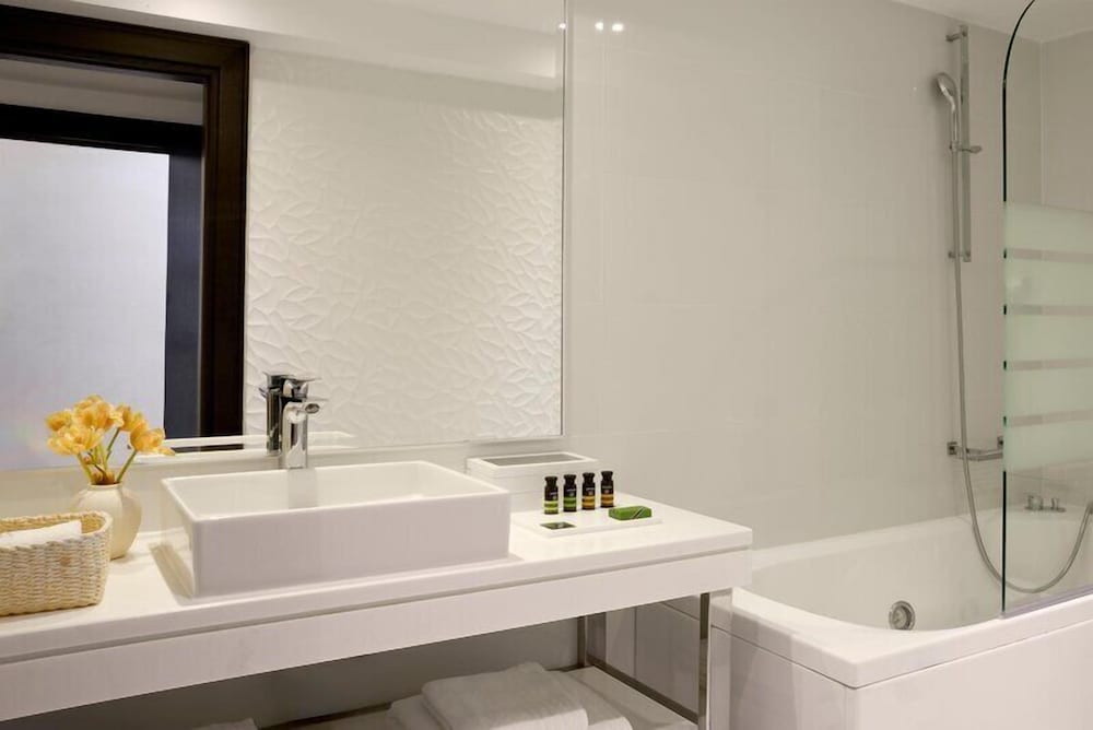 غرفة بسرير كينج بإطلالة على الحديقة مع أريكة، Pomegranate Wellness Spa Hotel 6/7