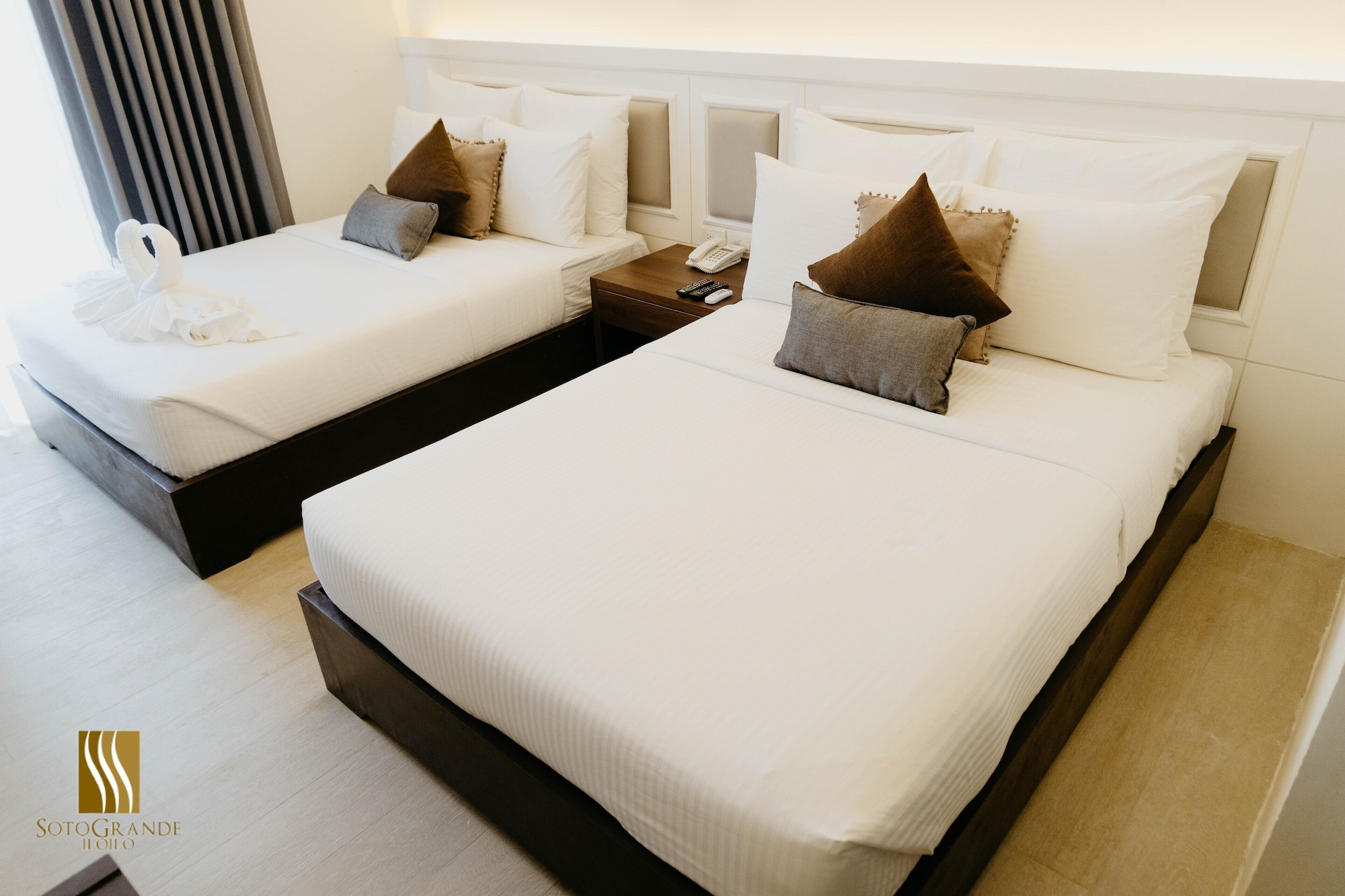 DELUXE, TWIN BEDS