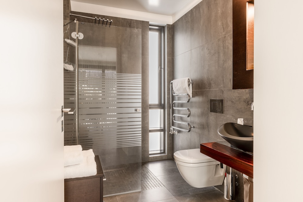 Black Pearl Luxury Apartments 63/67