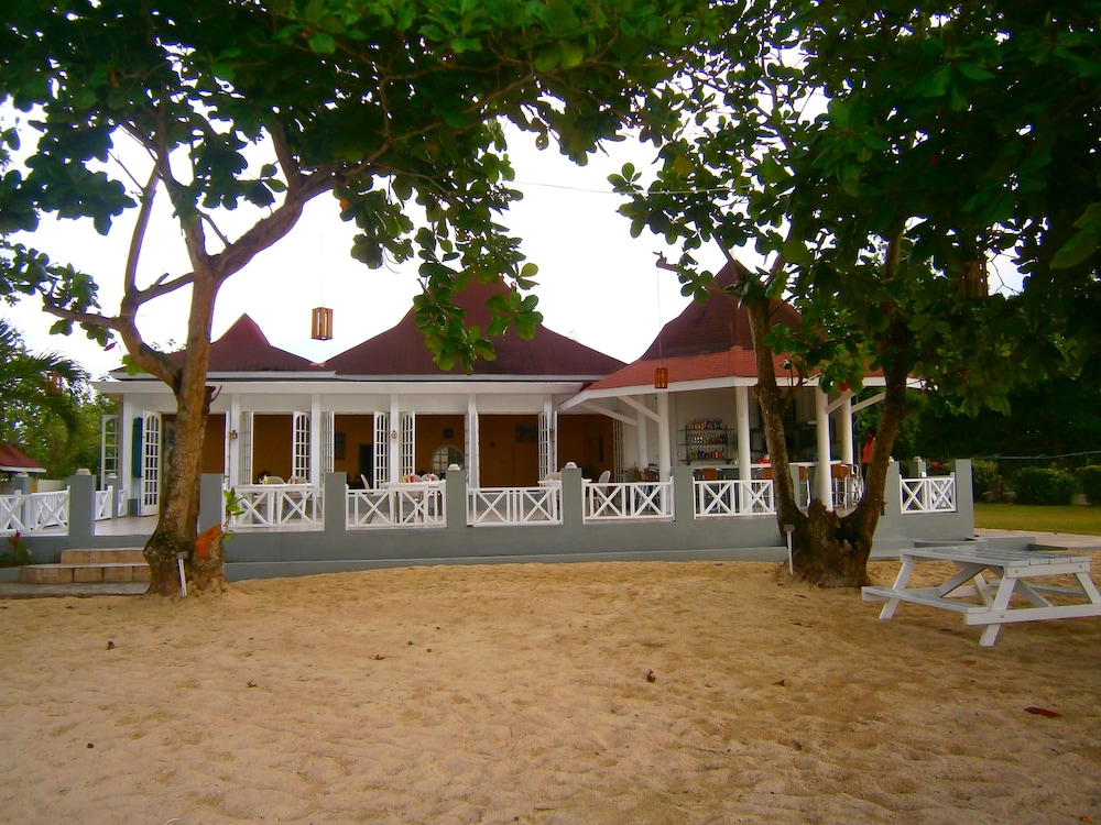 Coral Seas Beach Resort 51/58