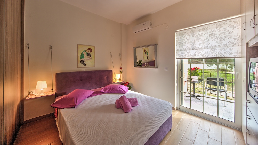 Villazia Exclusive Estate 8/27