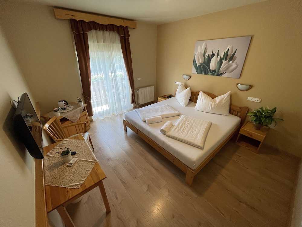 STANDARD, DOUBLE OR TWIN BED, COURTYARD VIEW