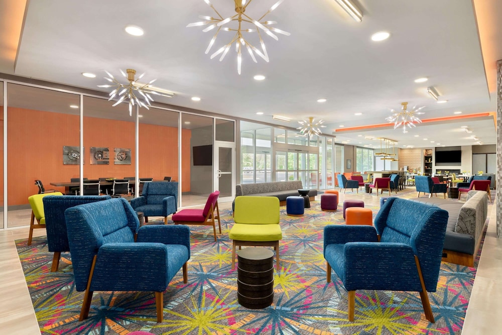 La Quinta Inn and Suites by Wyndham Braselton 36/60