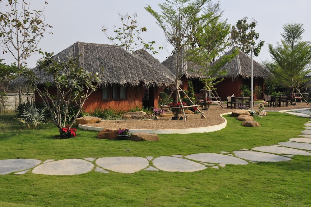 The Charm Boutique Resort & Hotel 44/46