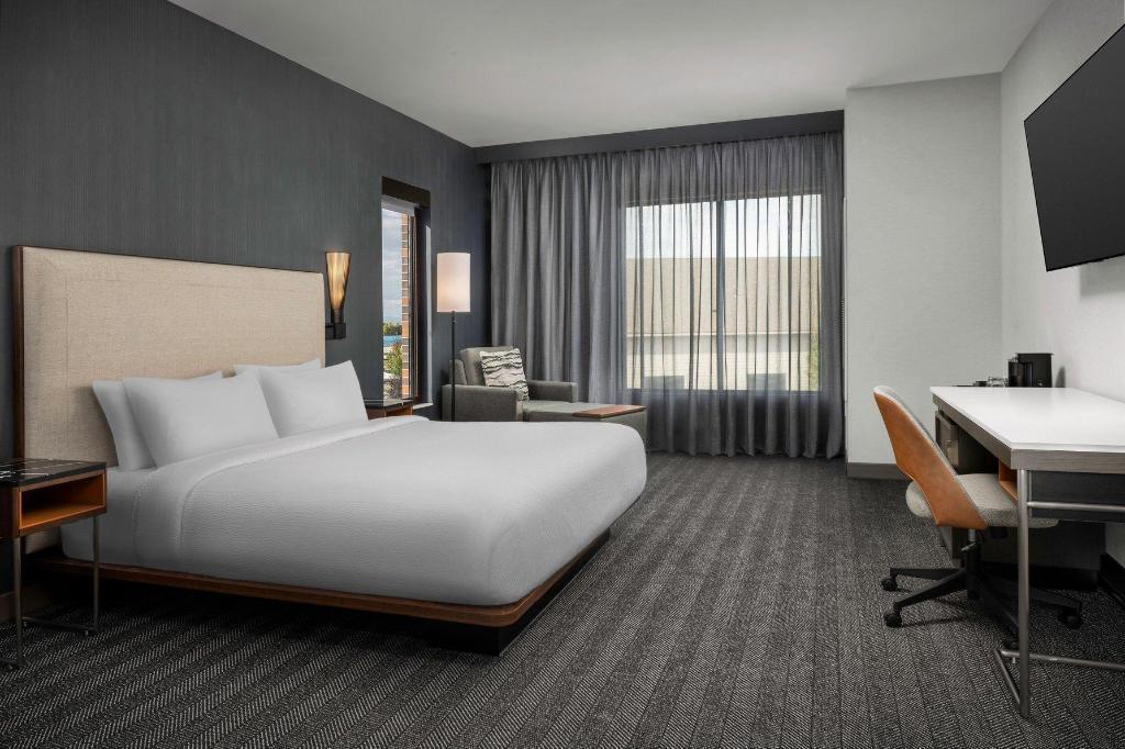 Guest Room, Standard, King Bed, Sofa