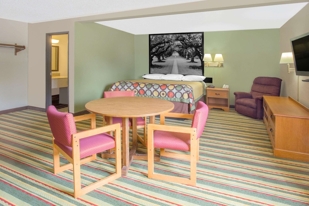 Super 8 By Wyndham Champaign 43/52