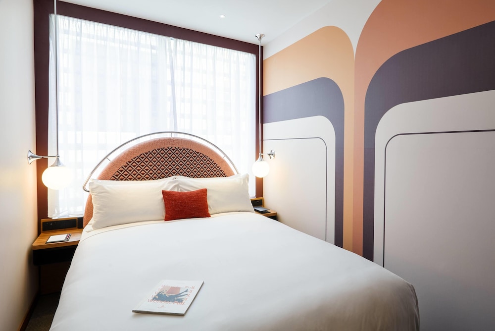 Snug, Queen Bed, City View