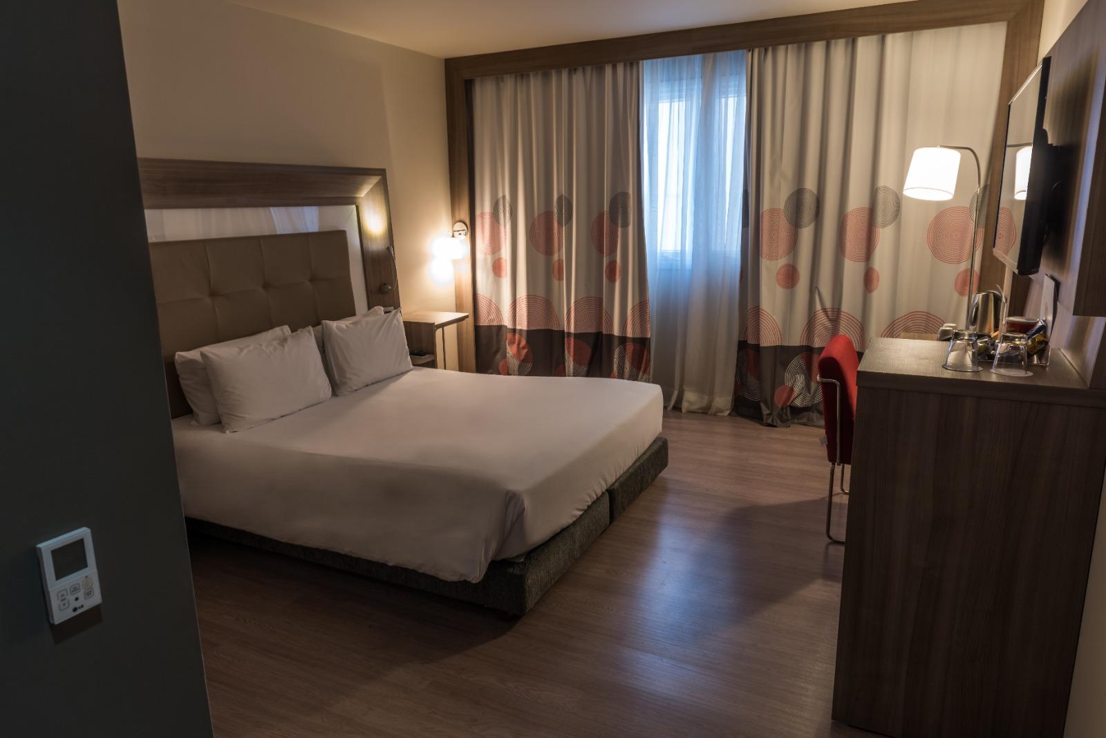 Room, Street View, Accessible