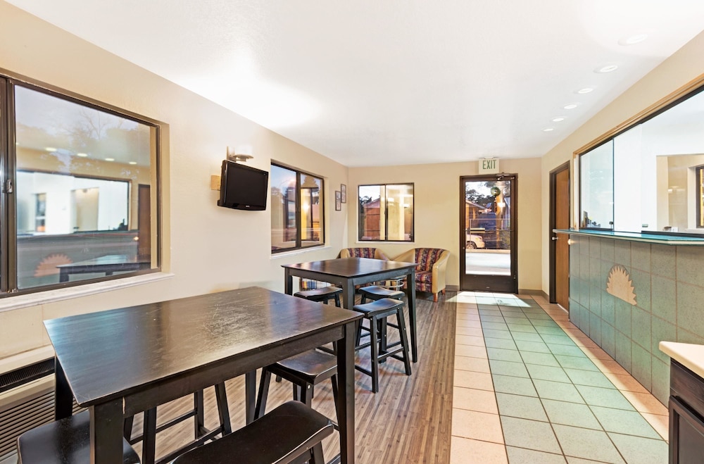 Days Inn by Wyndham Espanola 19/23