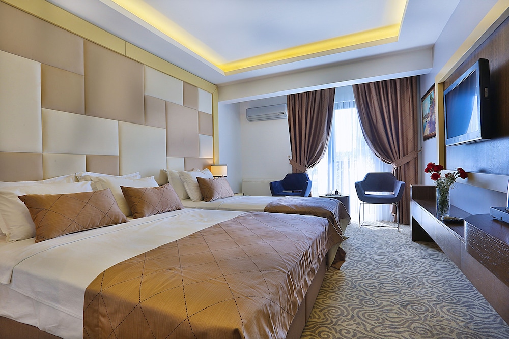 ROOM, QUADRUPLE