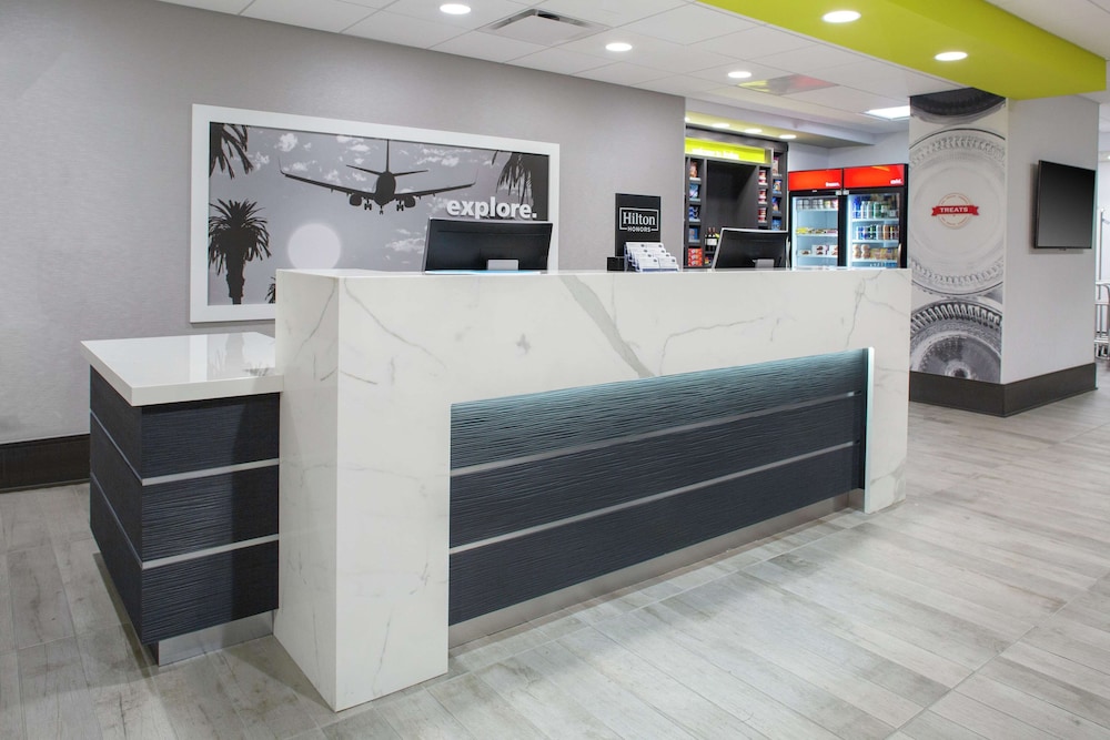 Hampton Inn and Suites Irvine Orange County Airport 6/52