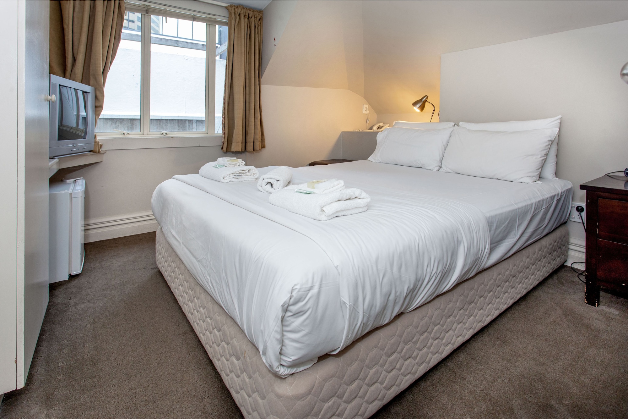ROOM, DOUBLE BED