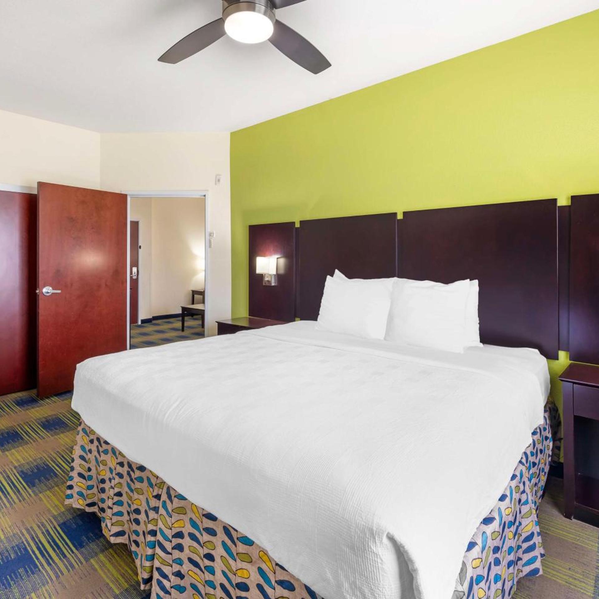 2 Bedrooms, Suite, King Bed