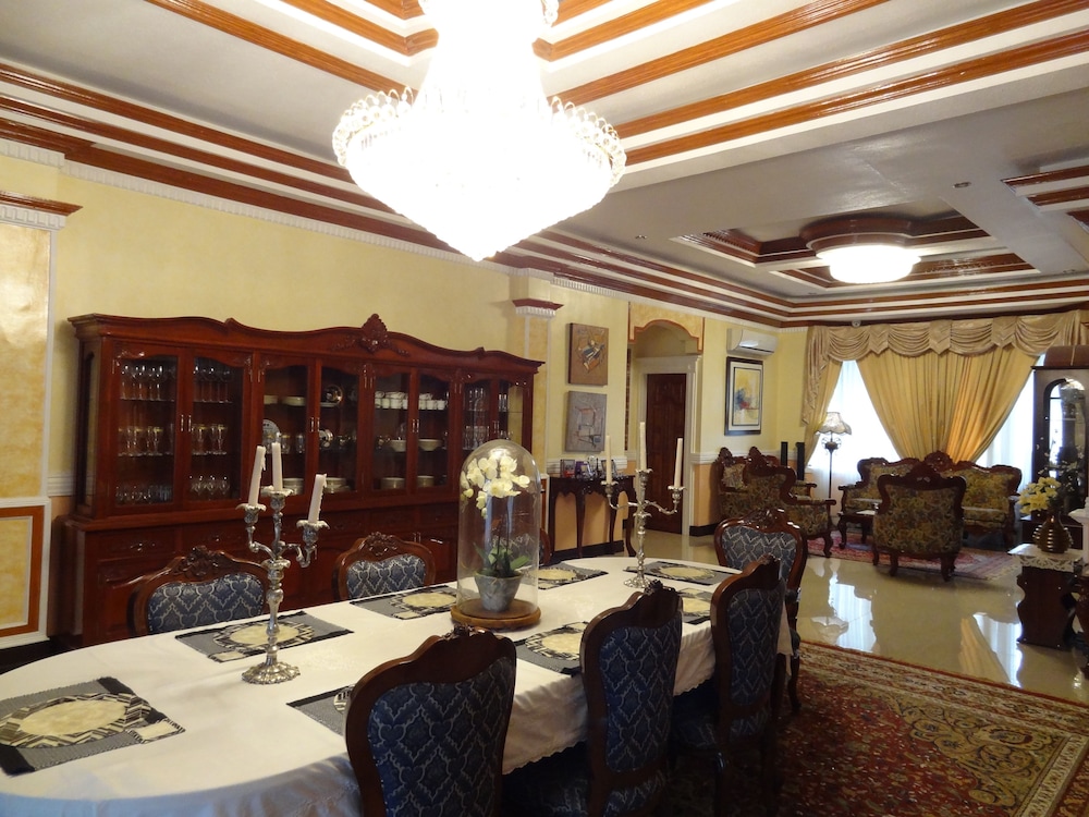 The Executive Villa Inn & Suites 53/60