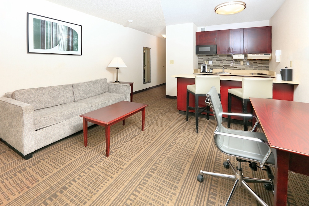 Holiday Inn Hotel And Suites 42/66