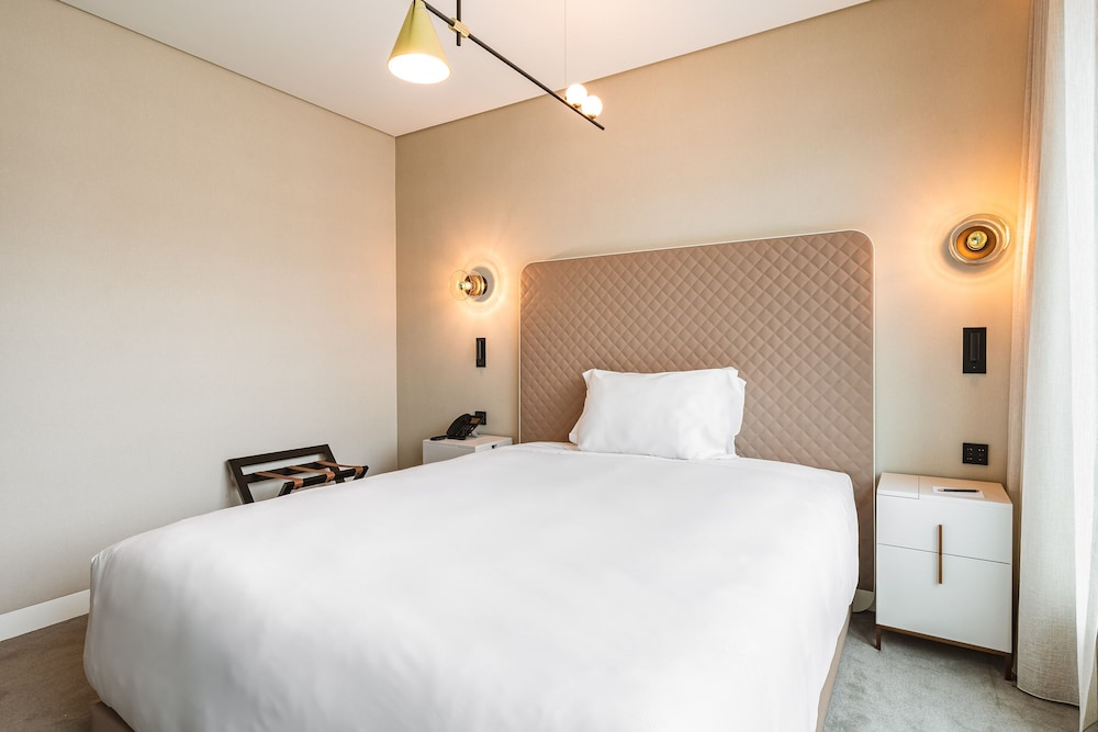 ROOM, DOUBLE BED