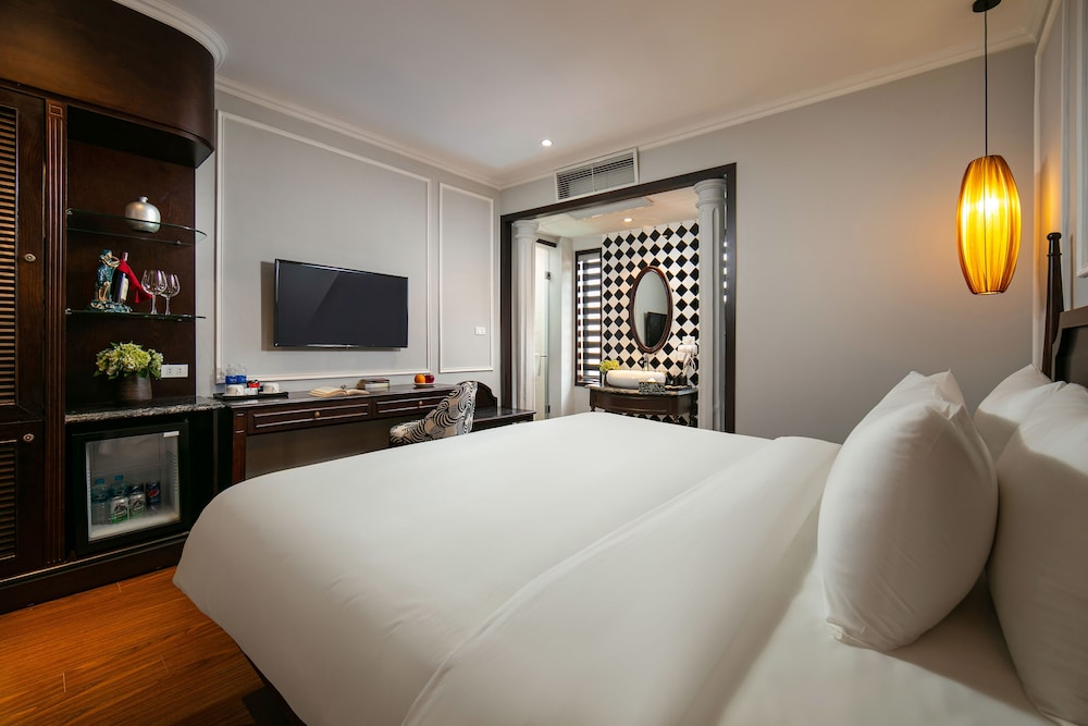 DELUXE, DOUBLE OR TWIN BED