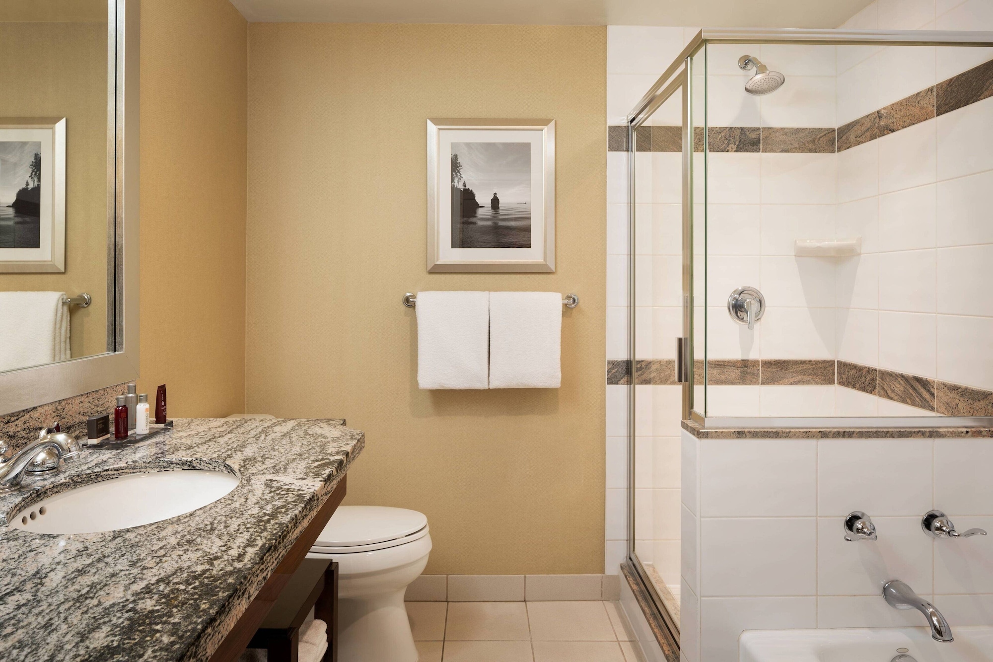 غرفة بسرير كينج بإطلالة على المرفأ، Vancouver Marriott Pinnacle Downtown 6/6