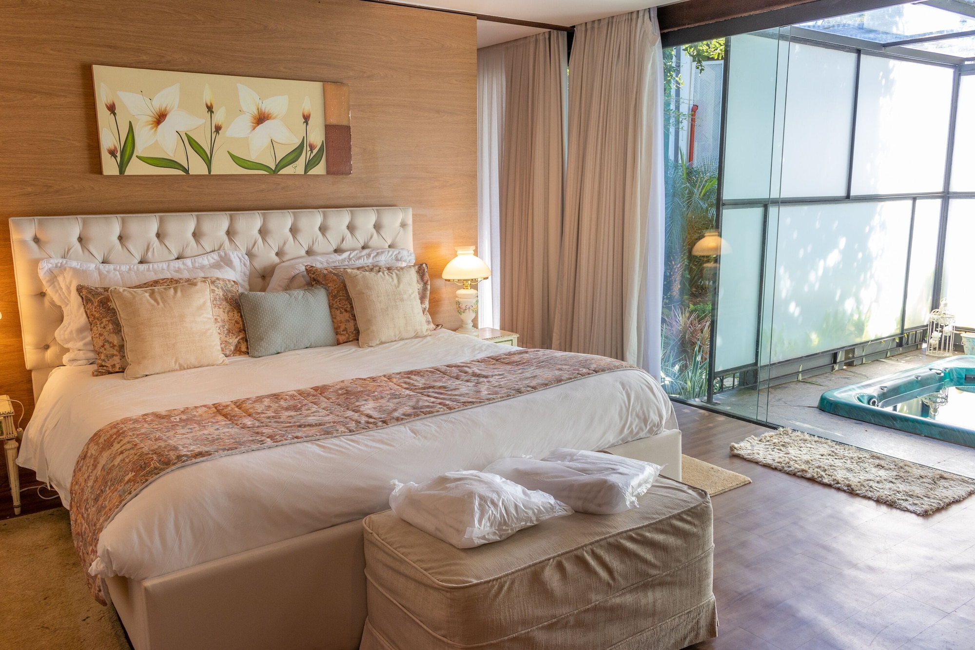 LUXURY, SUITE